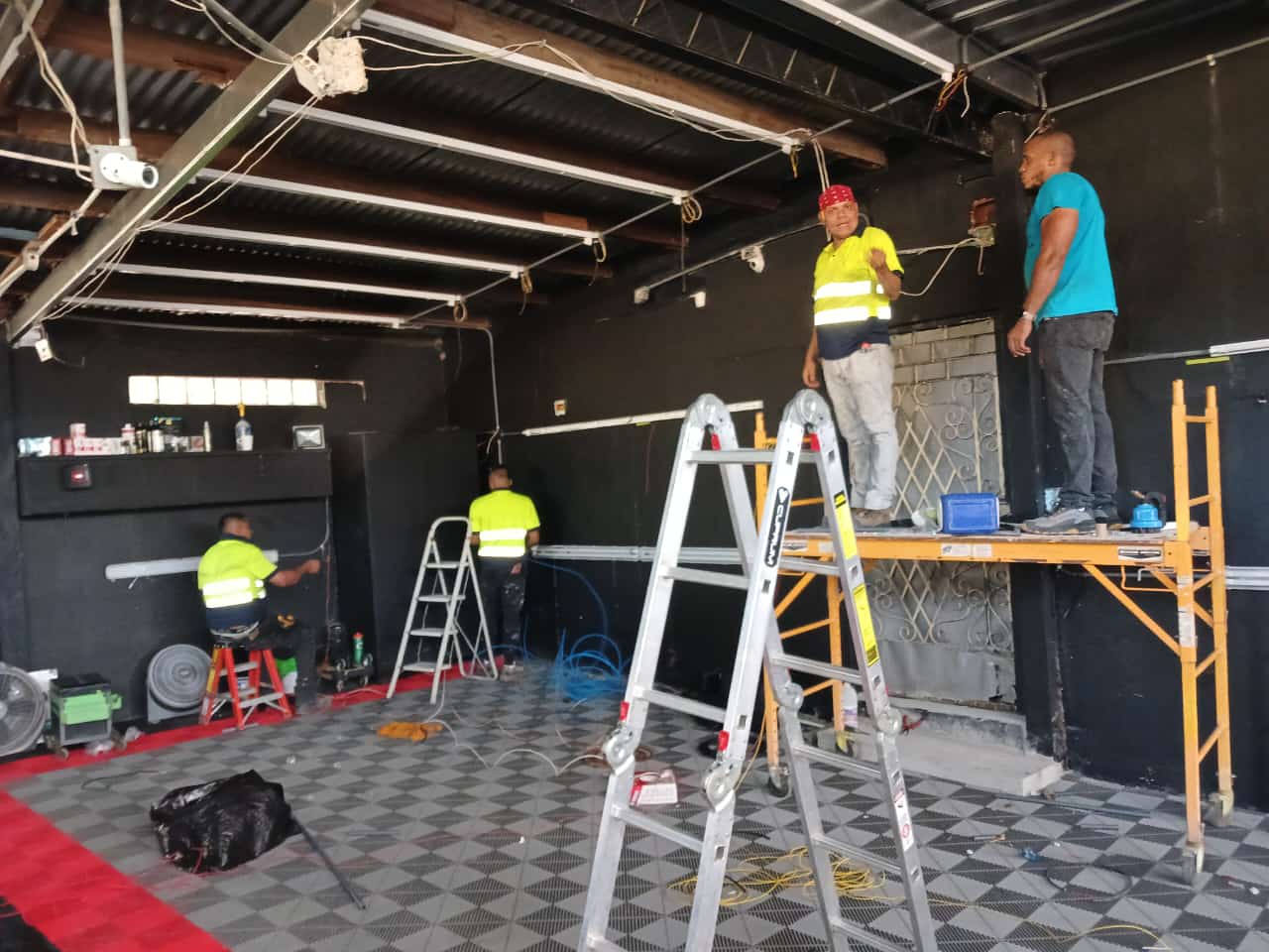 Equipo ejecutando trabajos eléctricos