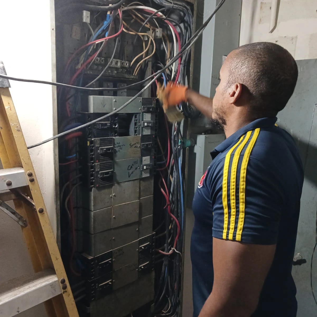Osvaldo Henríquez realizando trabajo en tablero eléctrico