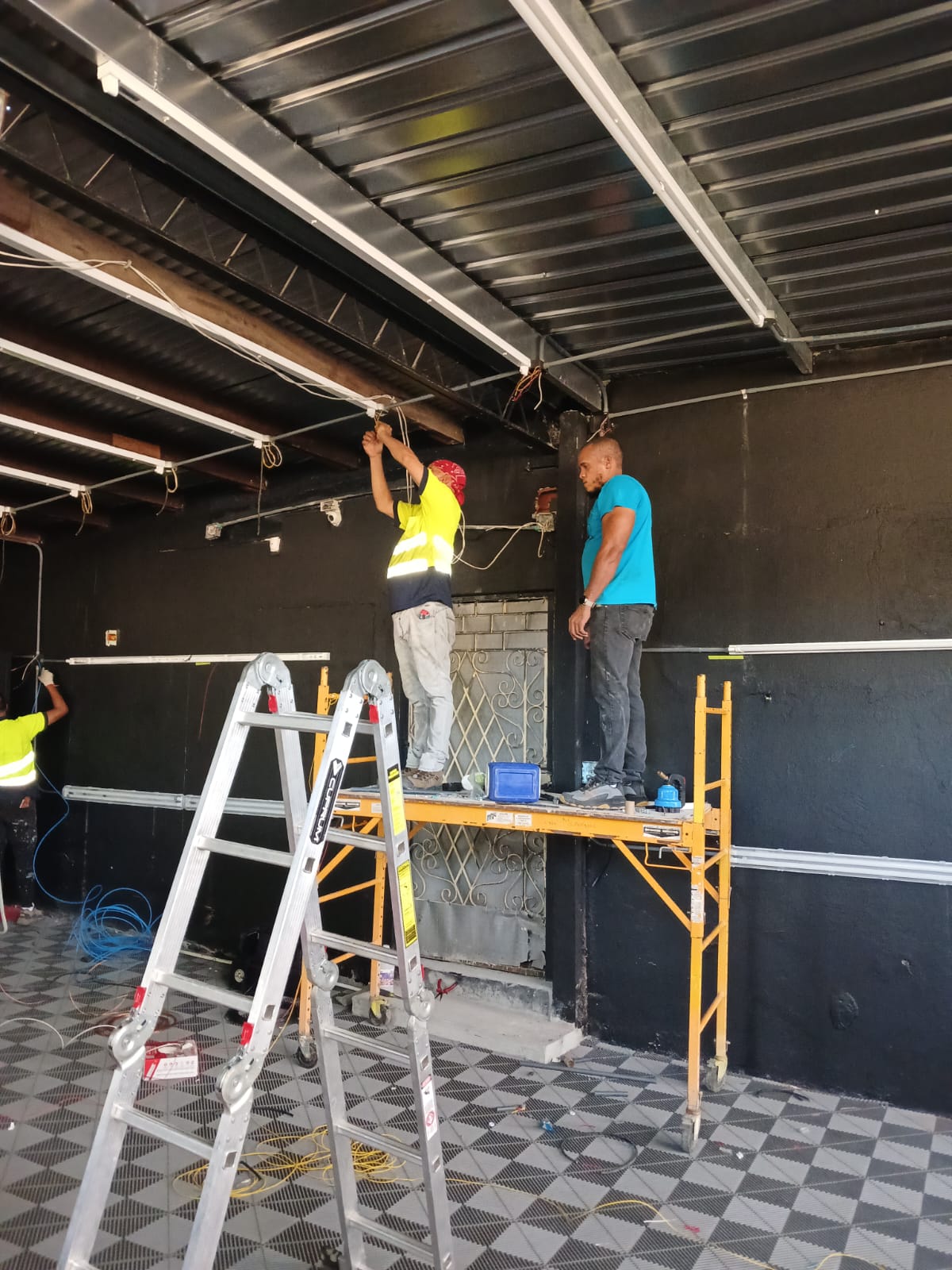 Trabajo de instalación eléctrica comercial